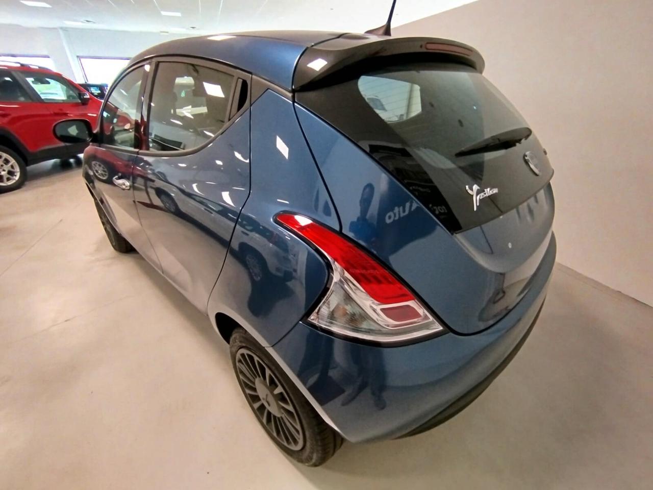 Lancia Ypsilon 1.0 FireFly 5 porte S&S Hybrid Ecochic Silver