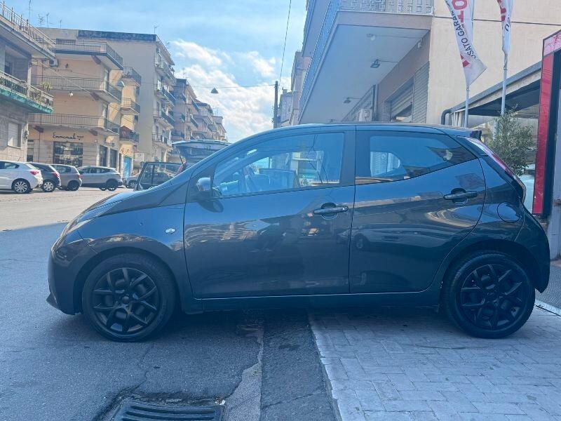 Toyota Aygo 1.0 VVT-i 69 CV 5 porte x-black