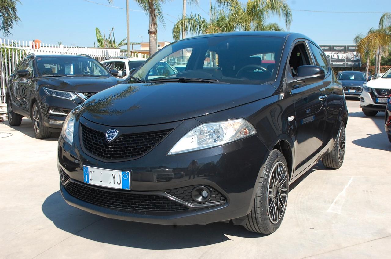 Lancia Ypsilon 1.0 firefly hybrid 70CV Gold S&S Uff Italy USB