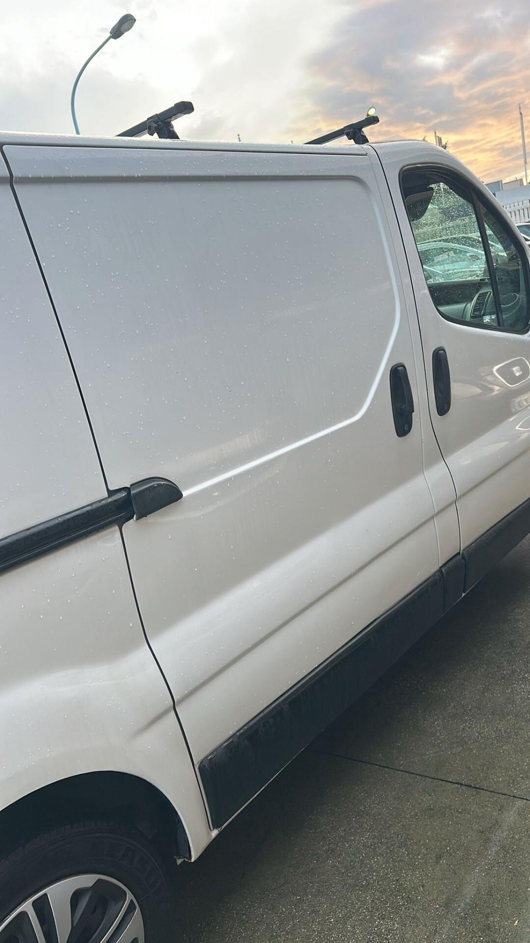 RENAULT TRAFIC CON PORTA LATERALE