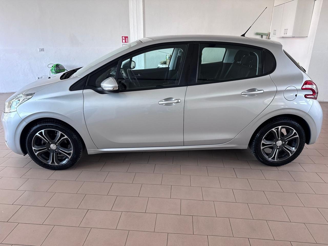 Peugeot 208 1.4 HDi 68 CV 5 porte Allure