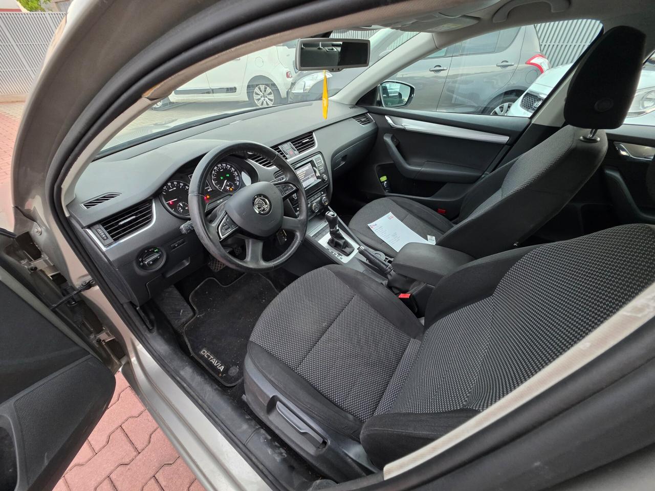 Skoda Octavia 1.6 TDI CR 105CV DSG full