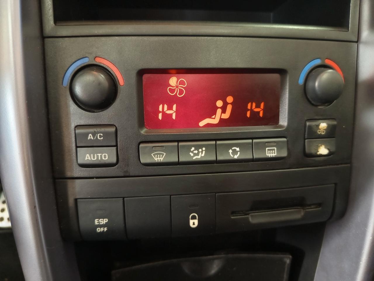 Peugeot 207 1.6 HDi 110CV CC Féline