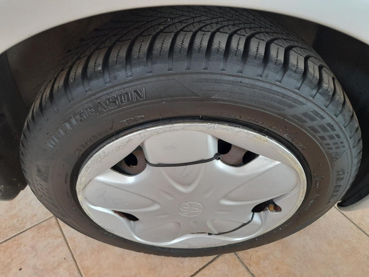 Toyota Yaris 1.0i 16V cat 5 porte Sol