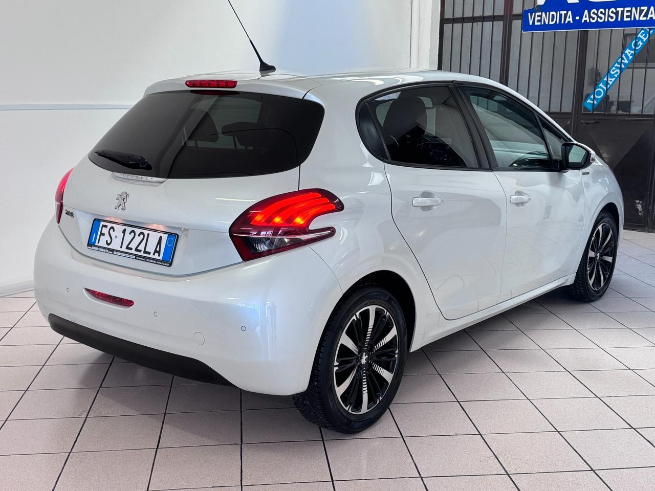 Peugeot 208 1.2 BENZINA 5 PORTE Signature