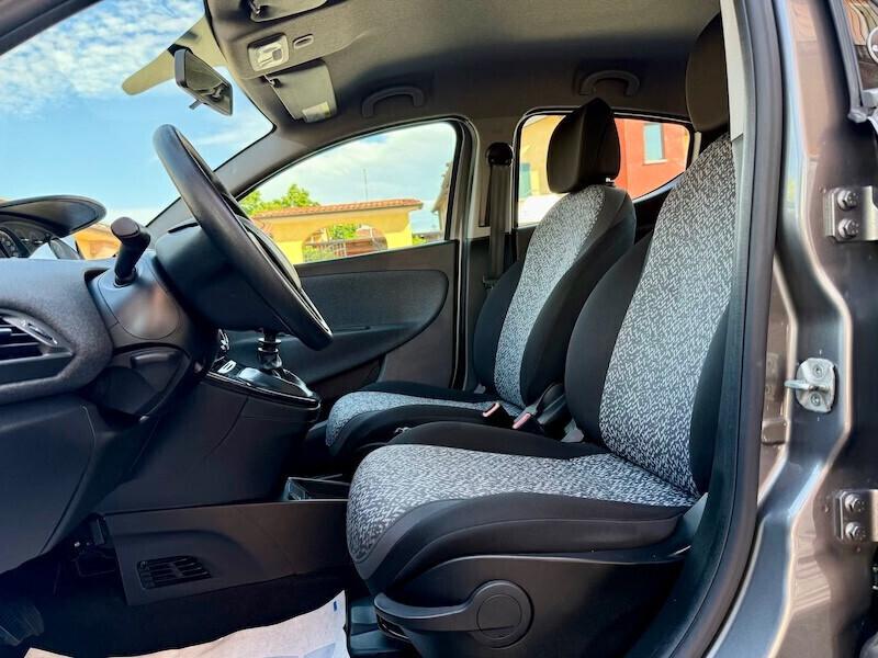 Lancia Ypsilon 1.0 FireFly 5 porte S&S Hybrid Ecochic Silver