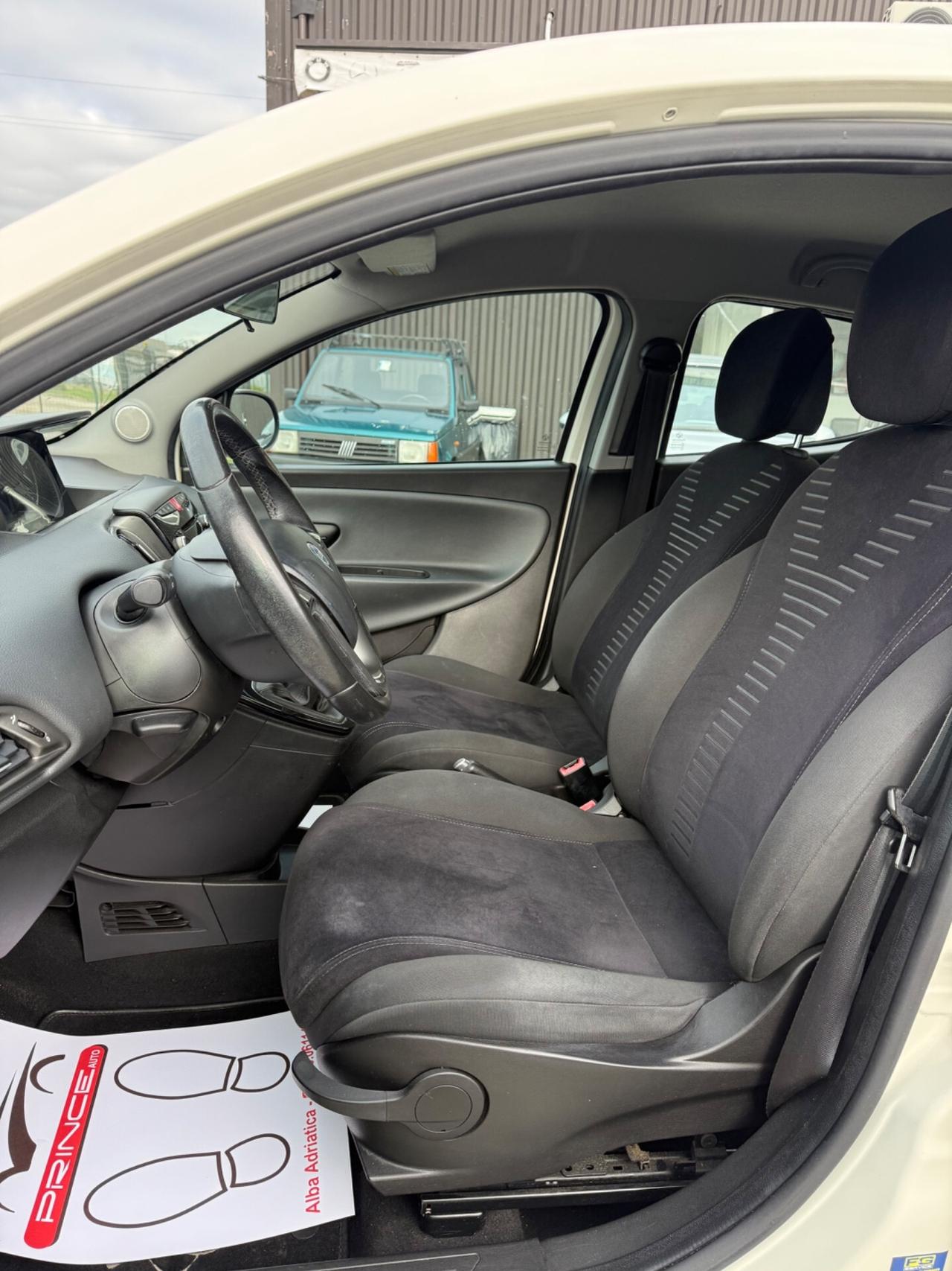 Lancia Ypsilon 1.3 MJT 75 CV Unyca