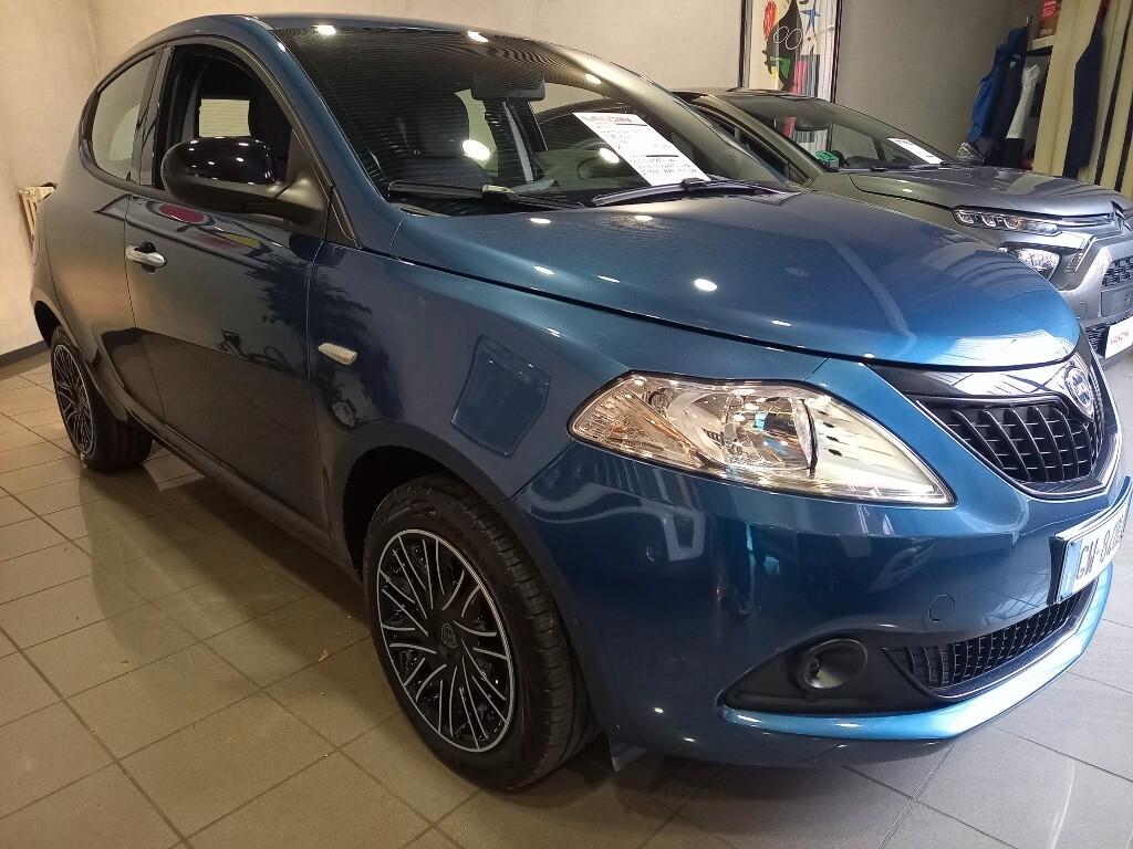 Lancia Ypsilon 1.0 FireFly 5 porte S&S Hybrid Silver