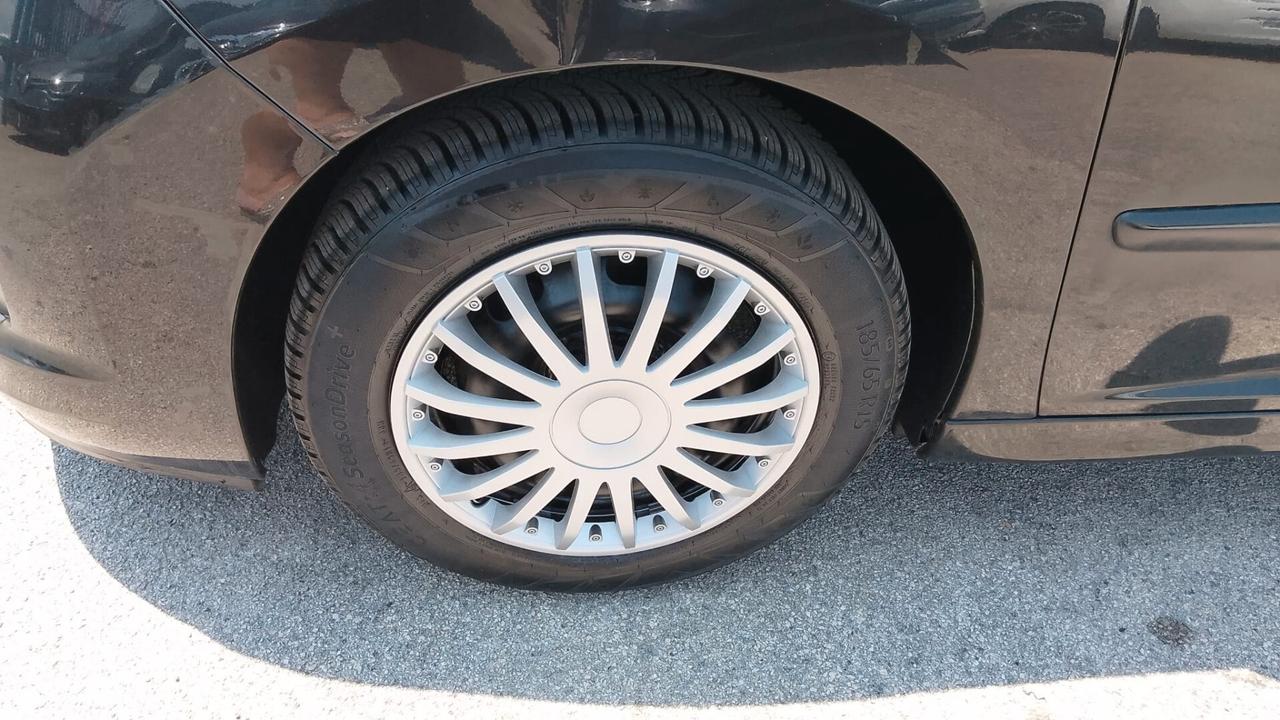 Lancia Ypsilon 1.4 benzina GPL neo patentati