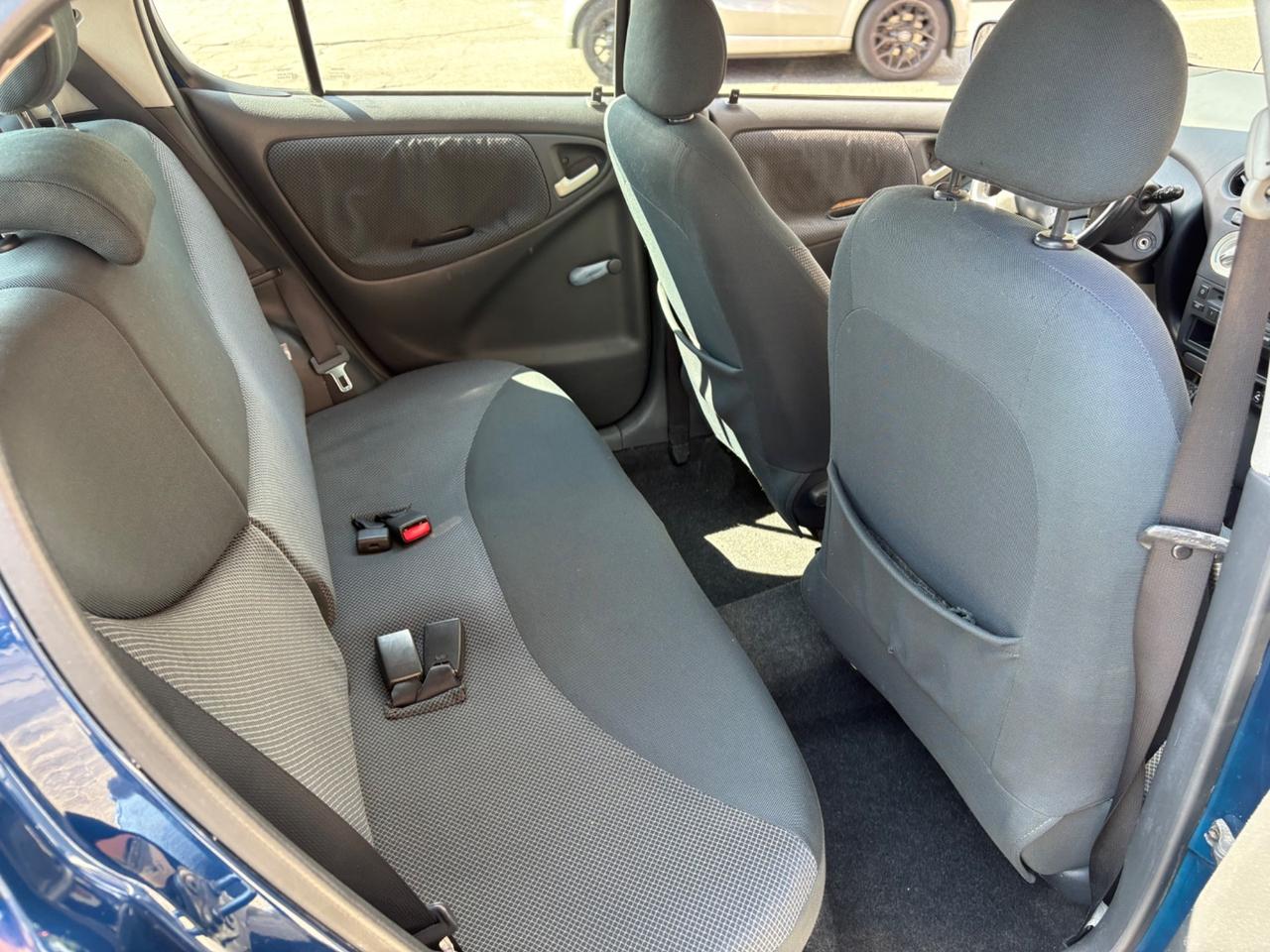 Toyota Yaris 1.0i 16V cat 5 porte Sol