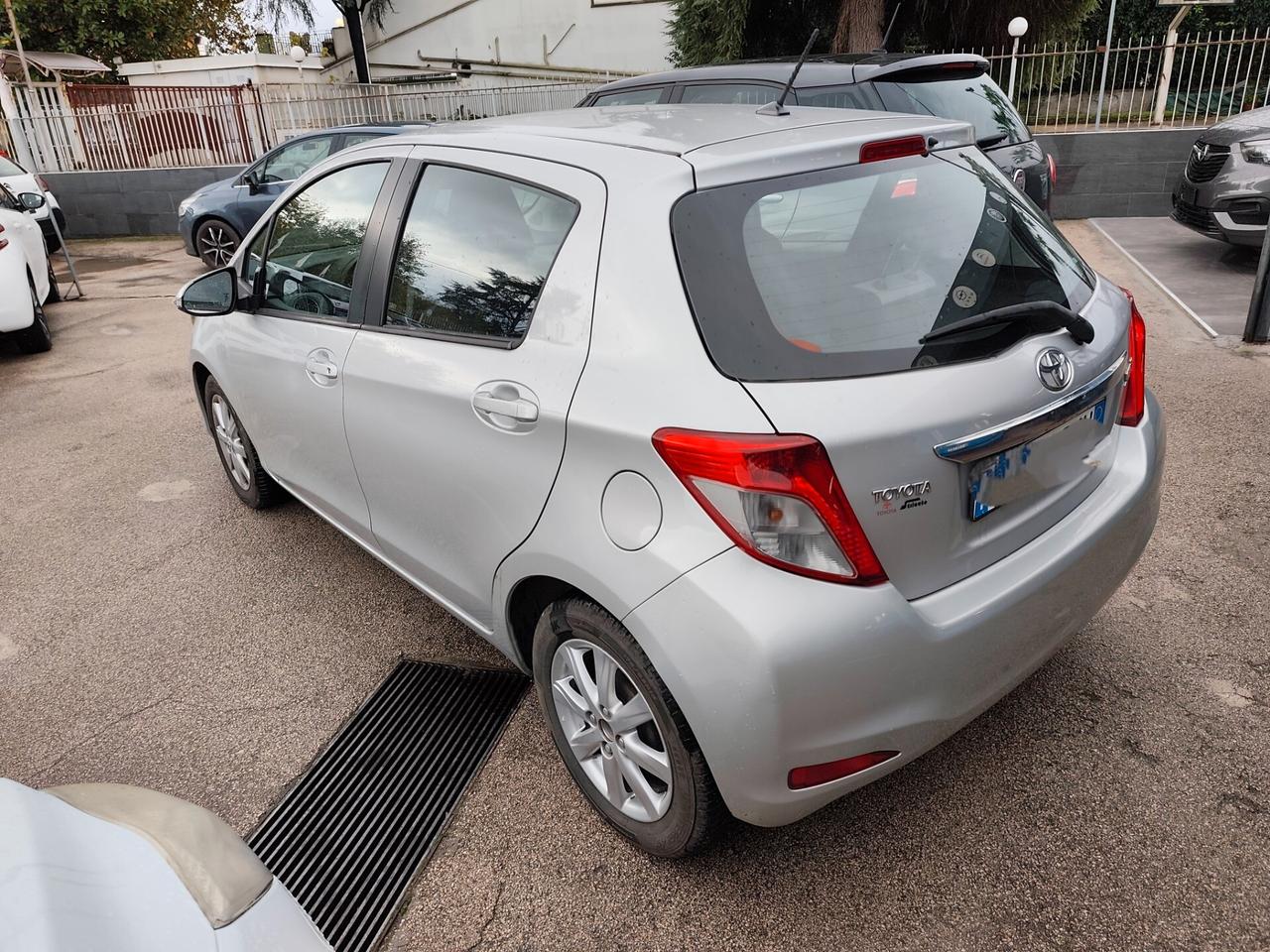Toyota Yaris 1.0 BENZINA Lounge