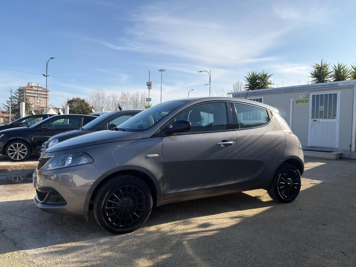 Lancia Ypsilon 1.0 FireFly 5 porte S&S Hybrid Silver