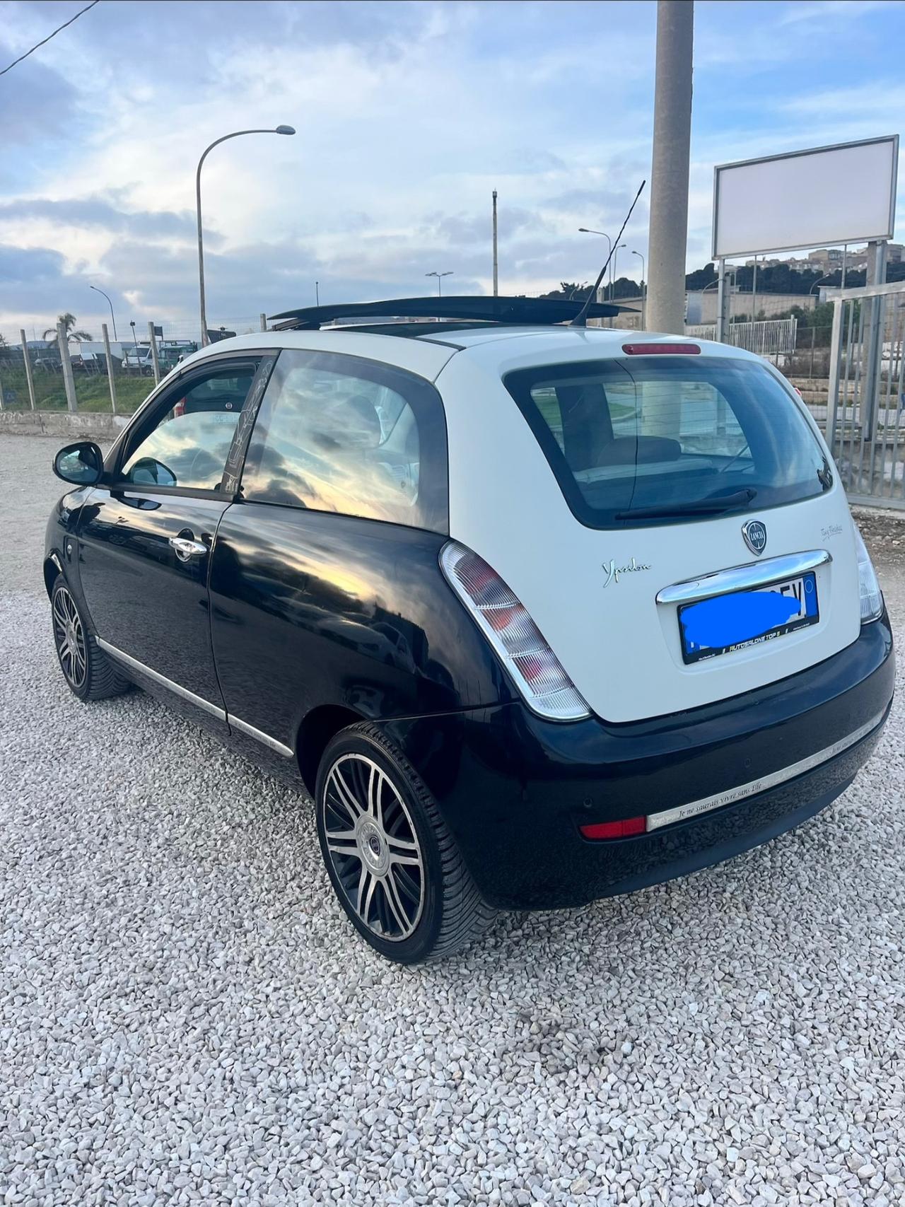 Lancia Ypsilon 1.2 69 CV versione Elle anno 2012