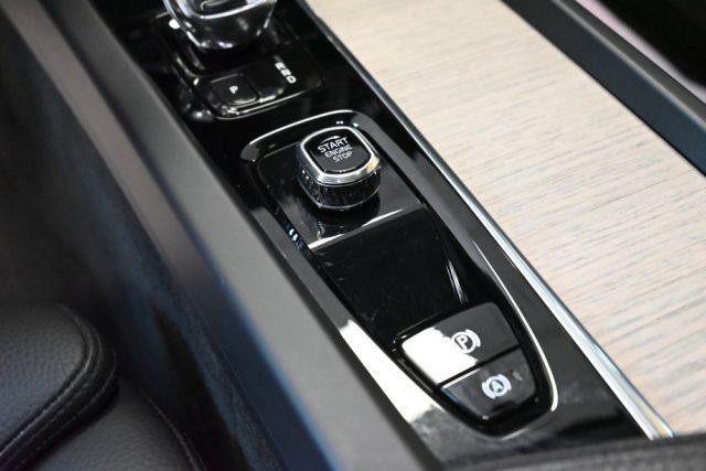 VOLVO XC60 2.0 B4 INSCRIPTION AWD AUTO TETTO 20"CAM STRAFULL!