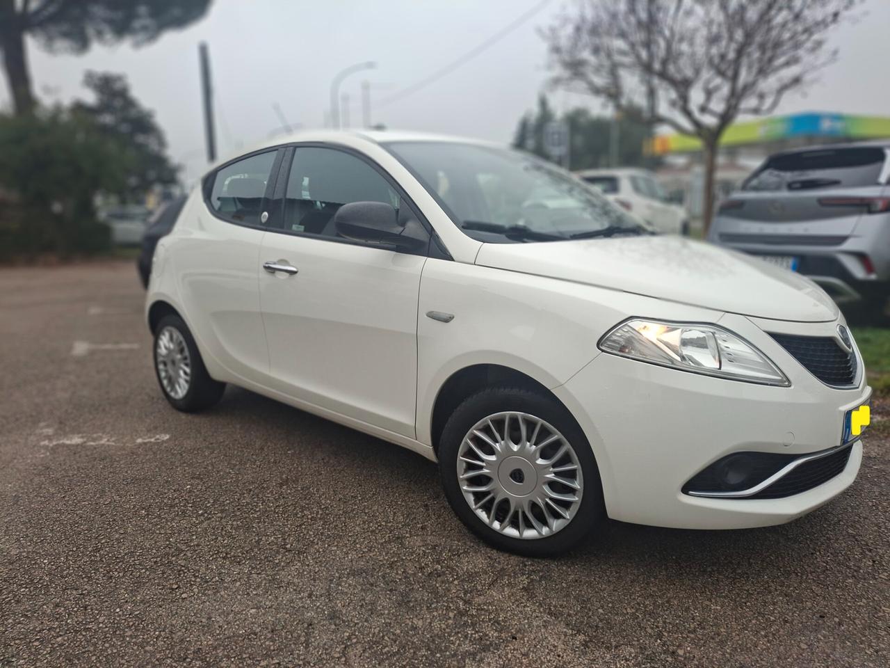 Lancia Ypsilon 1.2 ,5 porte GPL