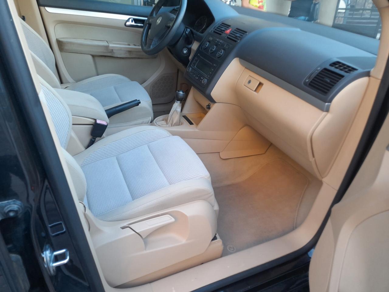 Volkswagen Touran 1.6 FSI Highline