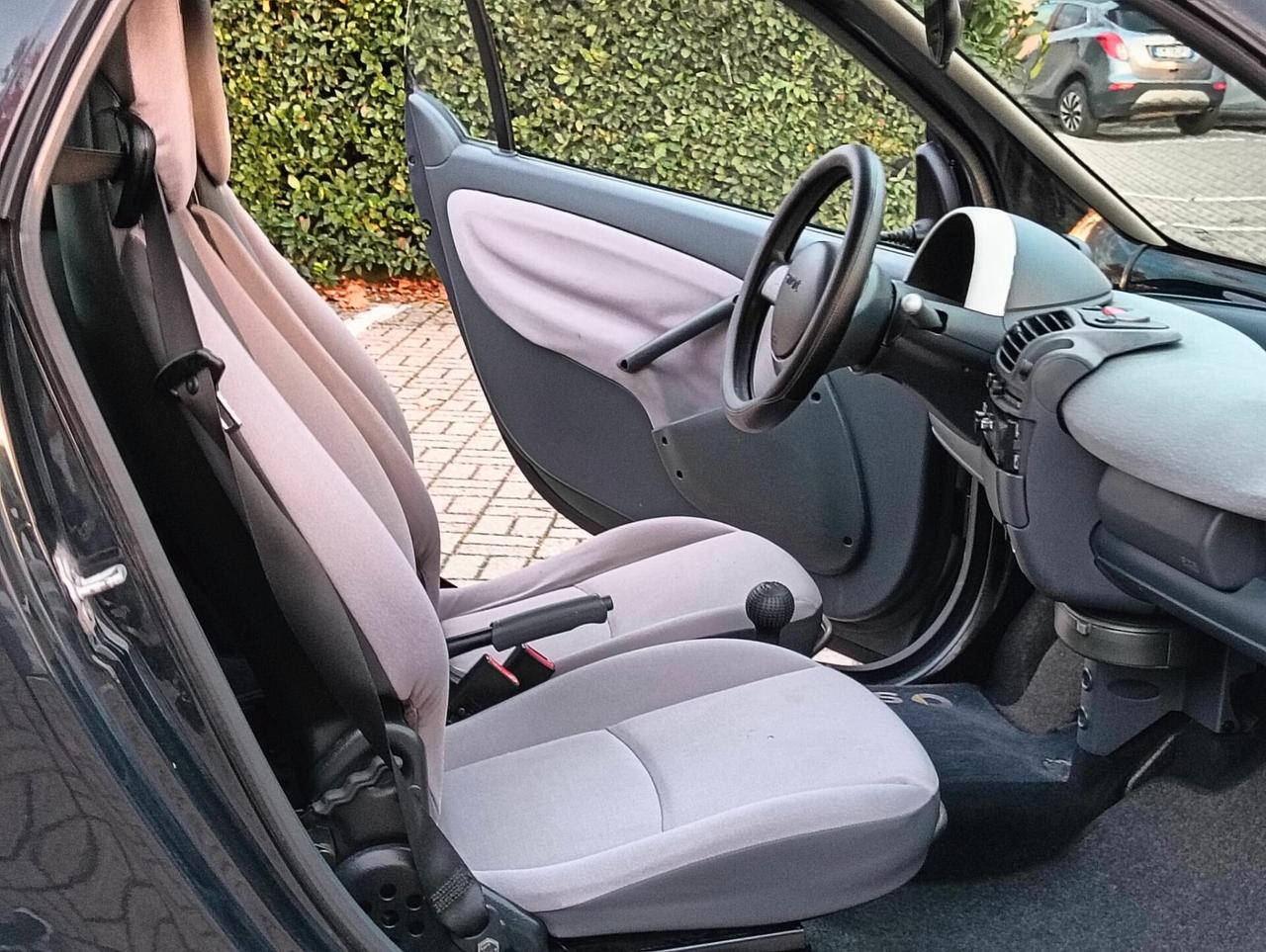 Smart ForTwo 800 coupé pure cdi..CELL 320 147 1147 WUATSAPP