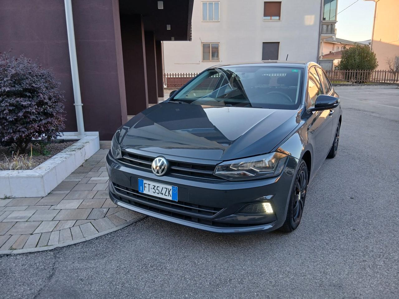 Volkswagen Polo 1.0 EVO 5p. Trendline BlueMotion tua a € 199 mese NEO PATENTATI