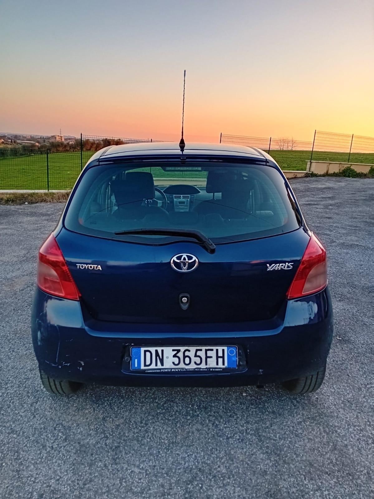 Toyota Yaris 1.0 5 porte