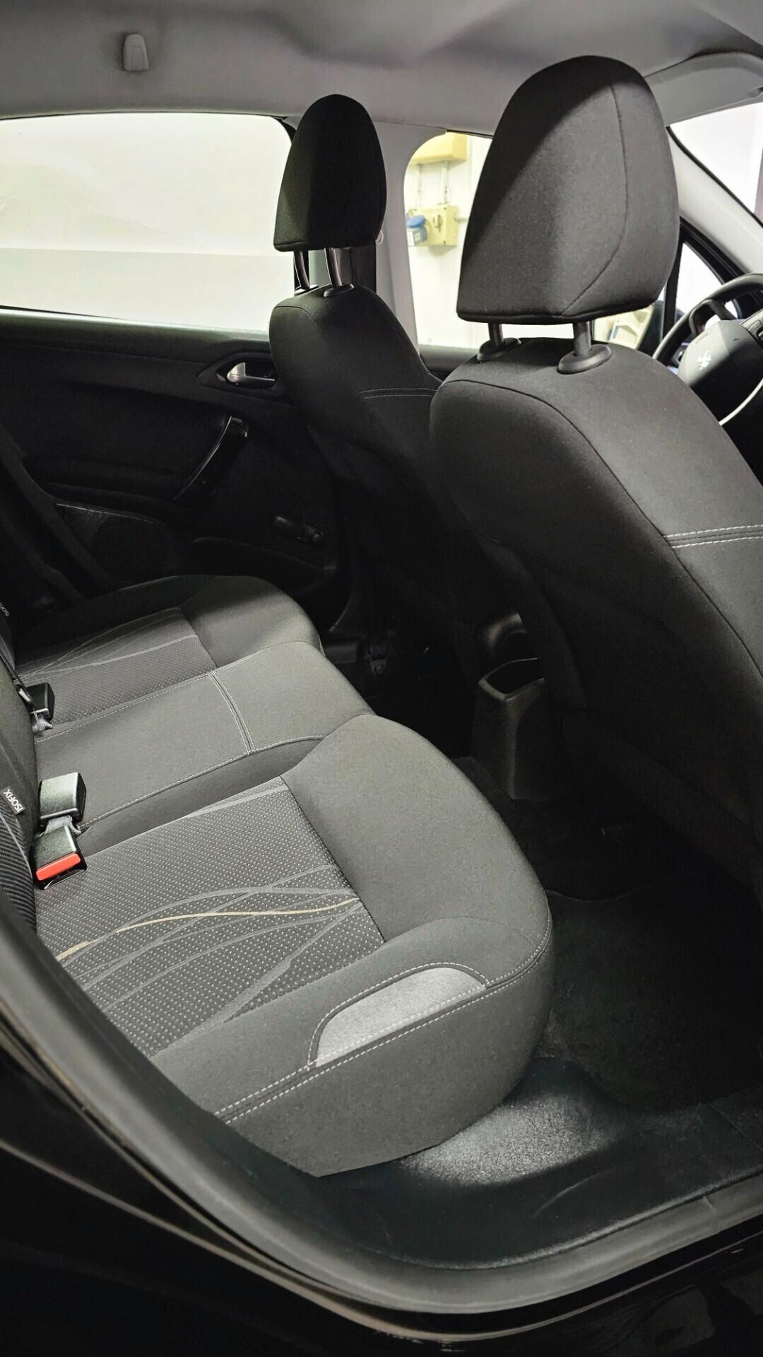 Peugeot 208 1.4 HDi 68 CV 5 porte