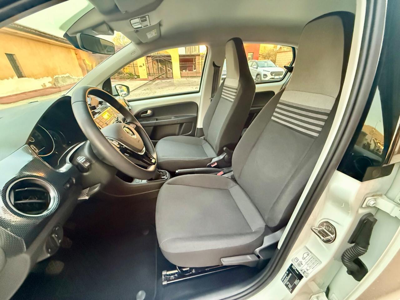 Volkswagen up! 1.0 5p. EVO sport 2000 KM