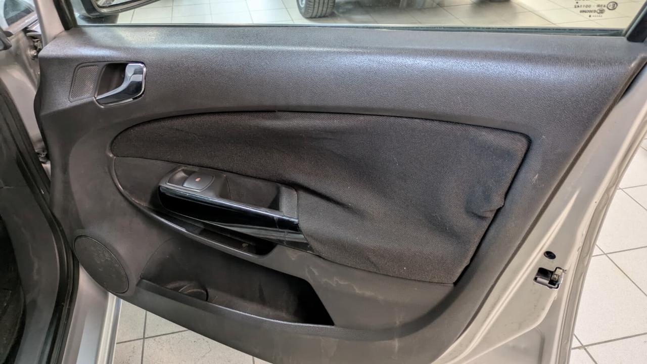 Opel Corsa 1.2 5 porte Cosmo