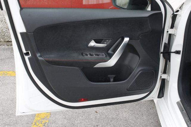 MERCEDES-BENZ A 180 dAutomatic AMGLine Premium Night Edition Uniprop.
