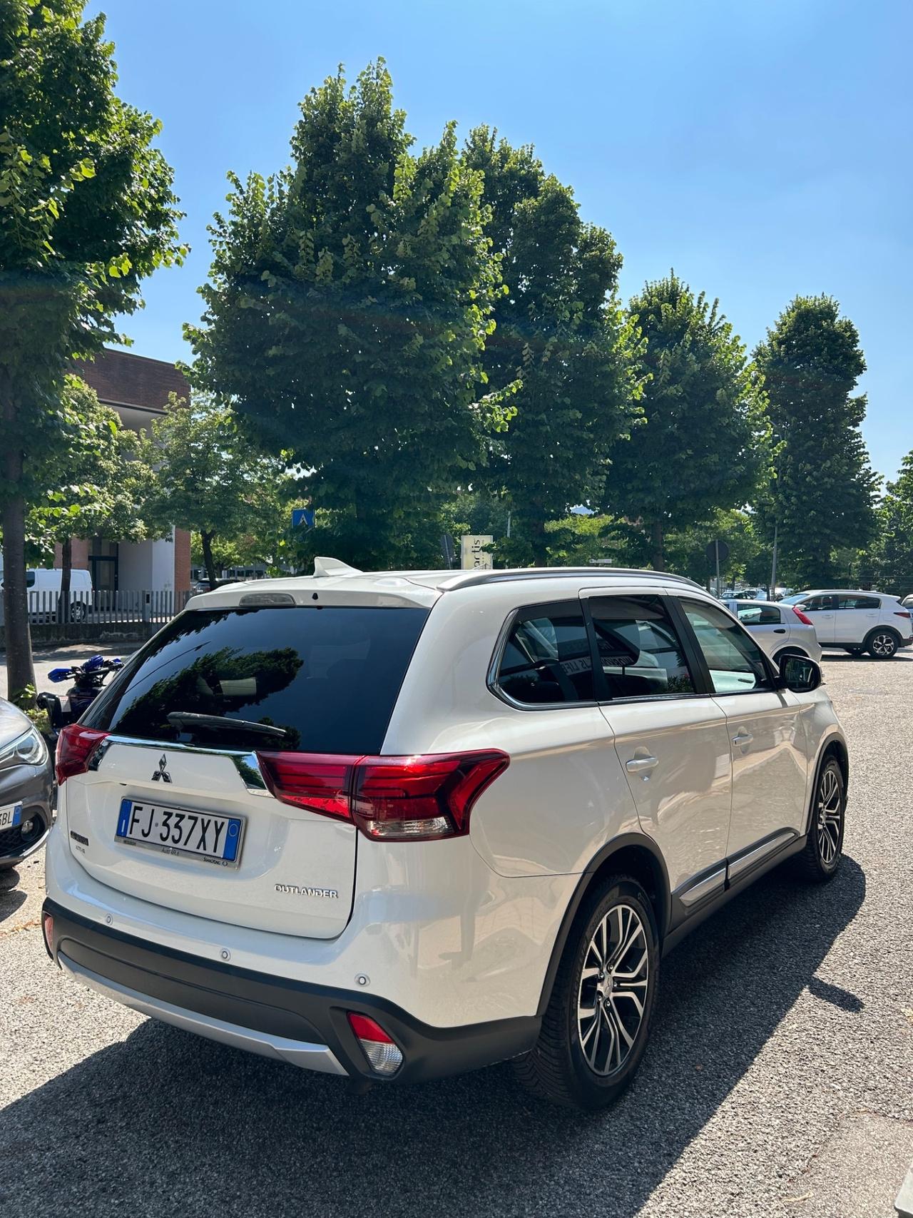 Mitsubishi Outlander 2.2 DI-D 4WD Instyle Plus SDA 7 posti