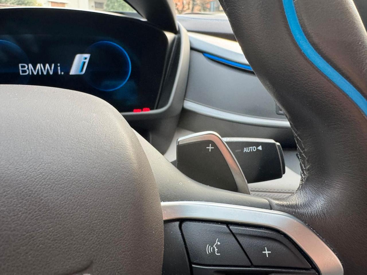 BMW i8 COUPE' TRE VOLUMI HYBRID 231cv