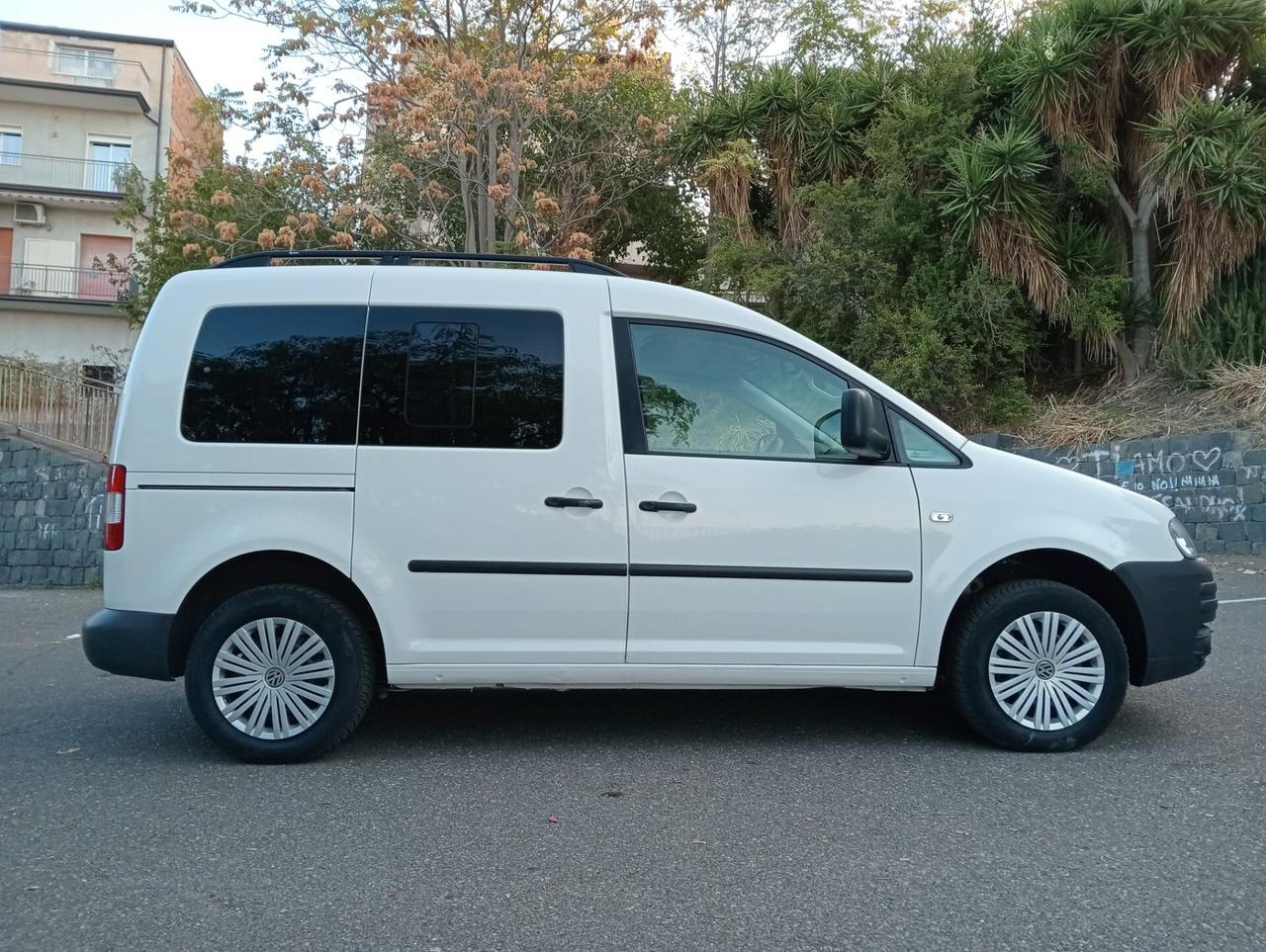 Volkswagen Caddy Pianale ribassato con rampa disabili in carrozzina