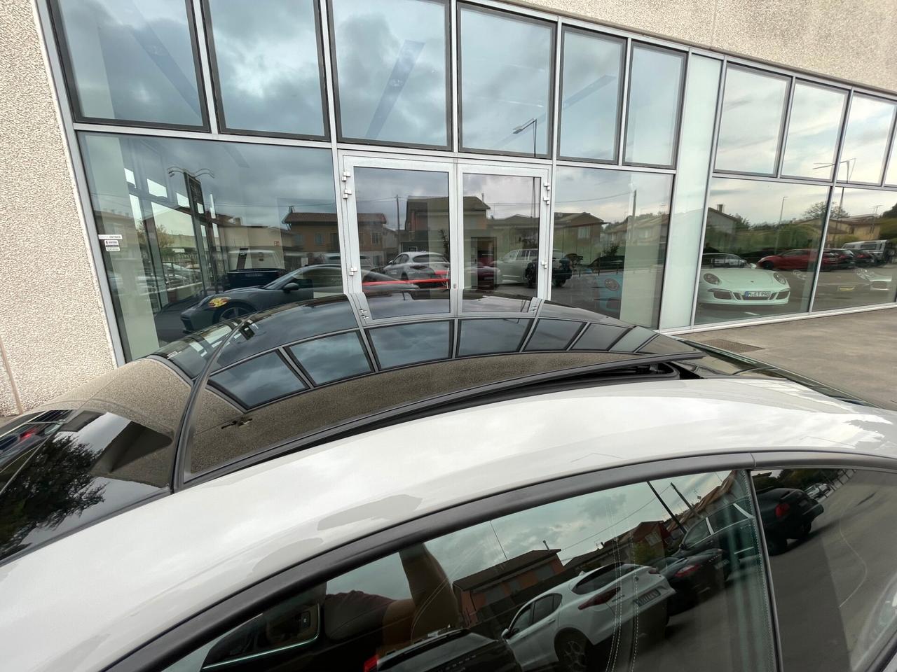 Porsche 911 Carrera S con soli 24.000 Km scarichi sport e tetto apribile pari a nuova