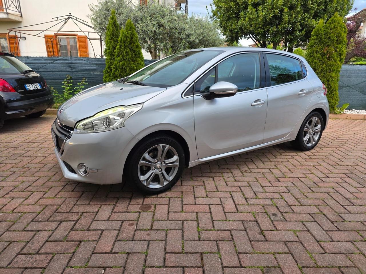 Peugeot 208 1.4 HDi 68 CV 5 porte Allure