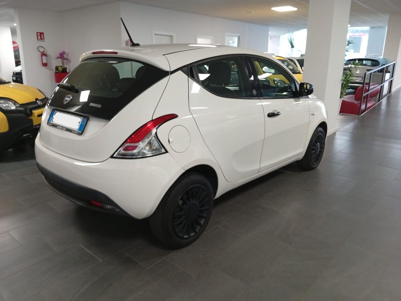 Lancia Ypsilon 1.0 FireFly 5 porte S&S Hybrid Ecochic Silver