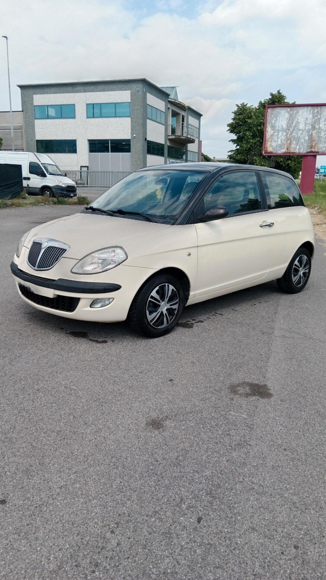 Lancia Ypsilon 1.4 16V Oro