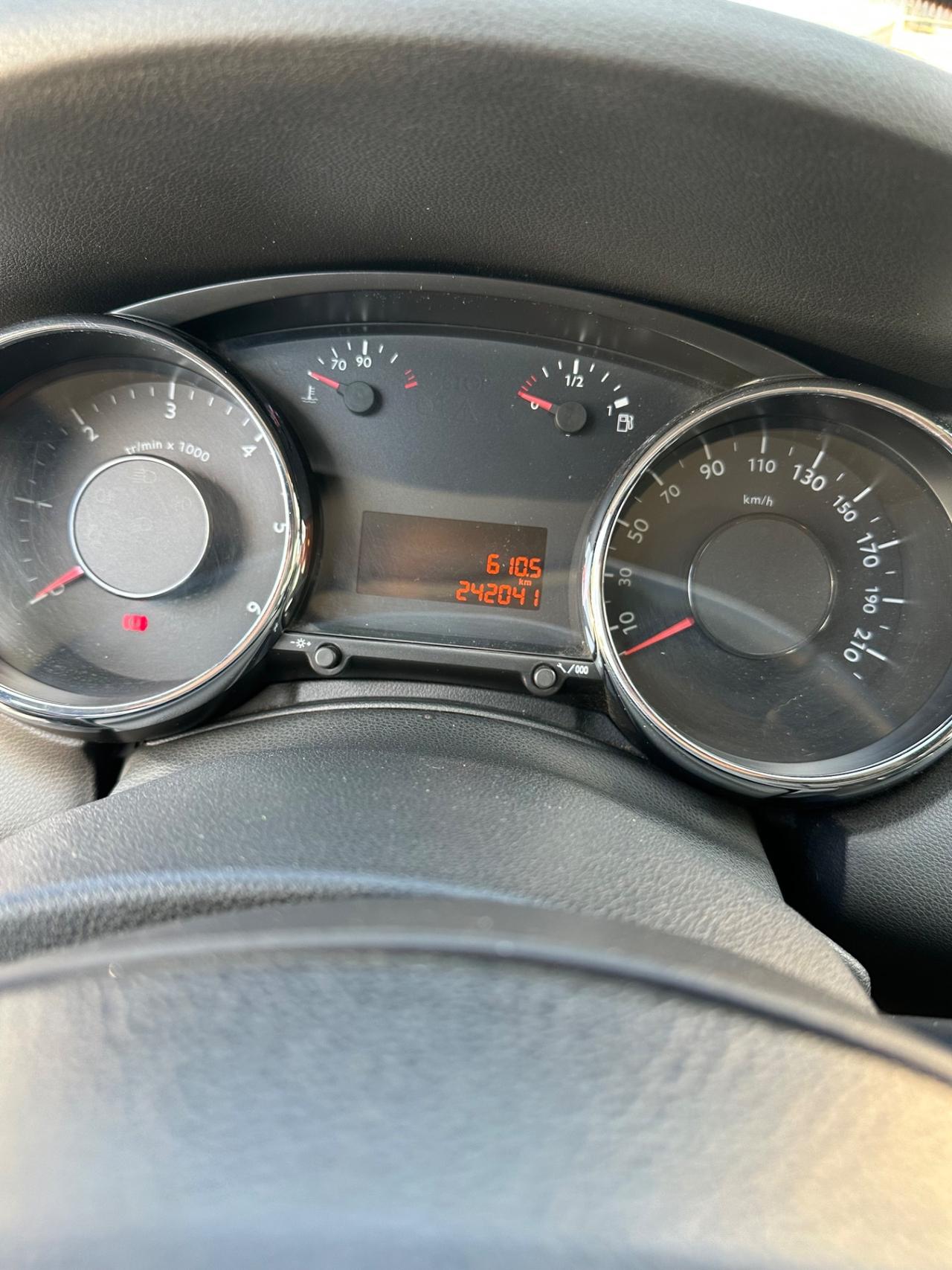 Peugeot 5008 2.0 HDi 150CV Féline