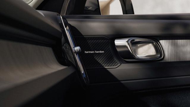 VOLVO XC40 B3 ESSENTIAL AUTOMATICA