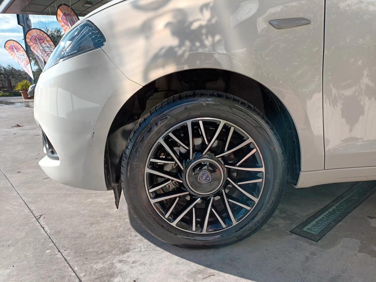 Lancia Ypsilon 1.0 PLATINO Hybrid 70 CV