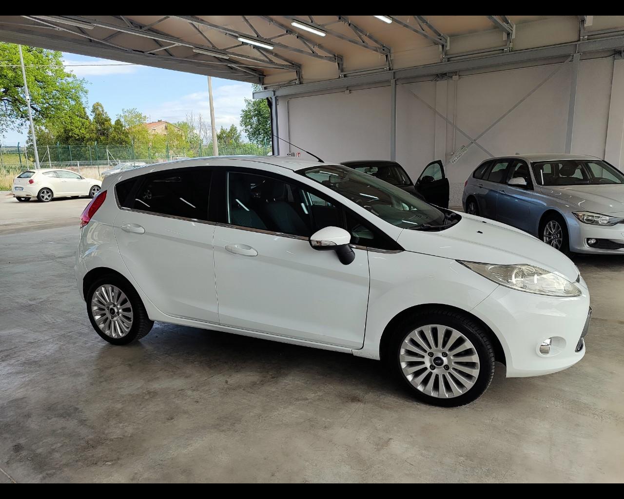 FORD Fiesta 6ª serie - Fiesta 1.4 5 porte Bz.- GPL Titanium