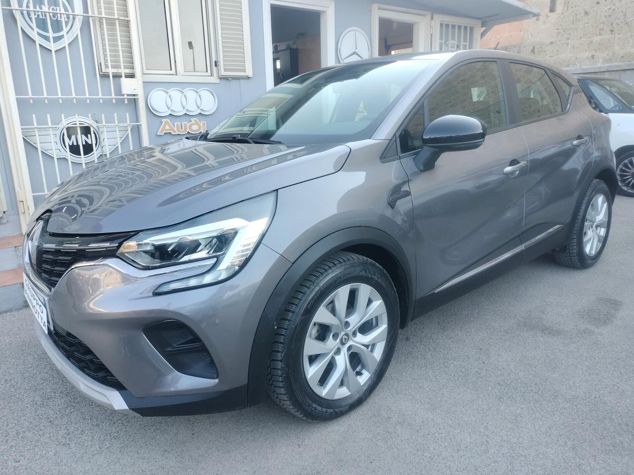 Renault Captur 1.5 DCI 116 C.V. CAMBIO AUTOMATICO NAVIGATORE FARI FULL LED SOLI KM 96230 GARANZIA 12 MESI