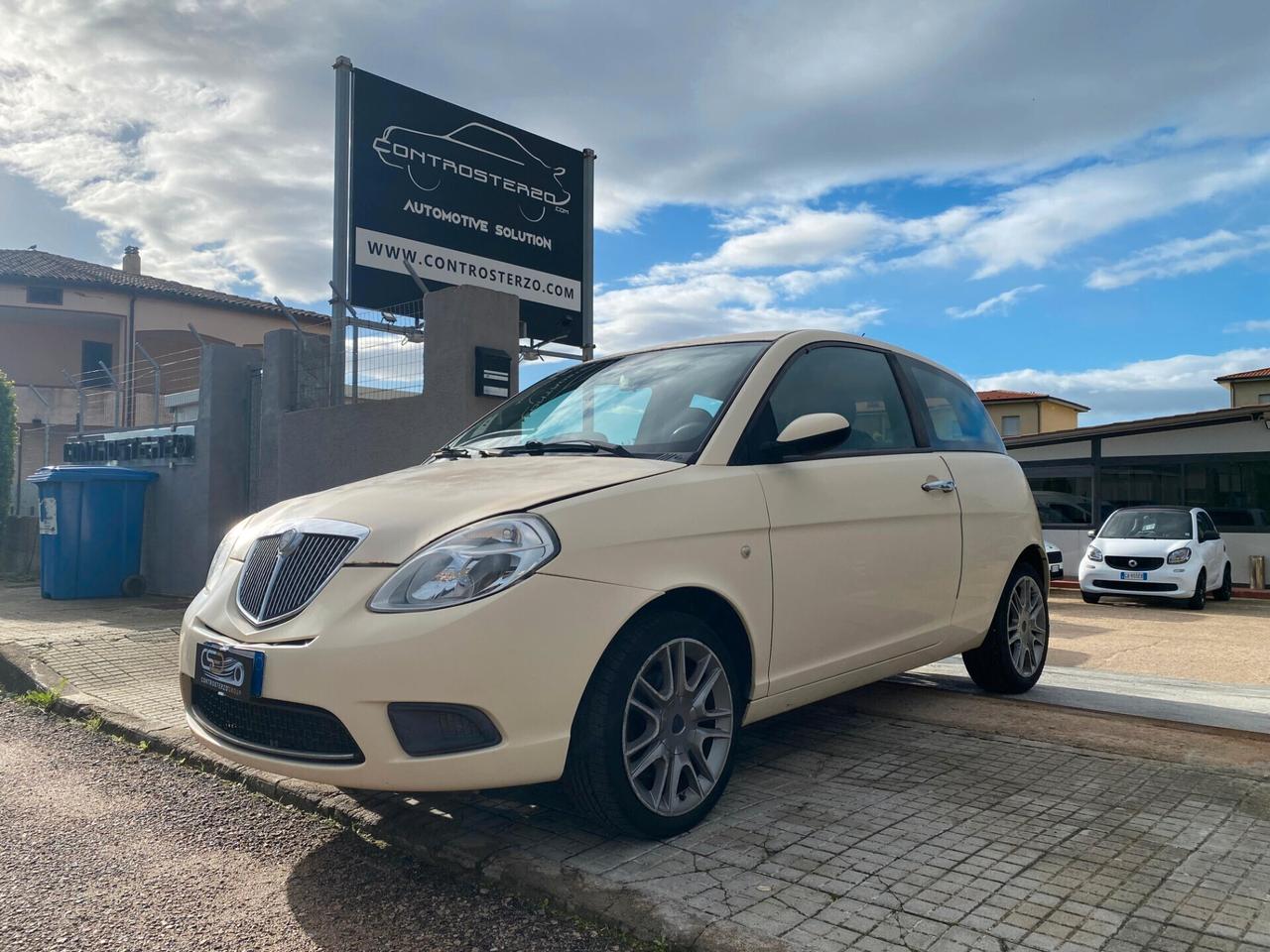 Lancia YPSILON NEOPATENTATI - BENZINA