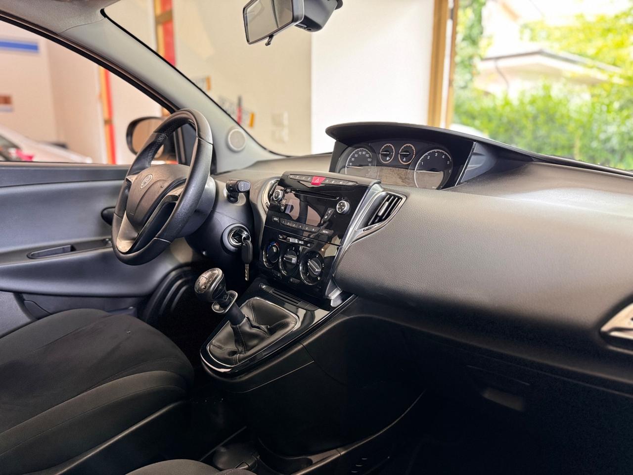 Lancia Ypsilon 0.9 TwinAir 85 CV 5 porte Metano Ecochic Silver