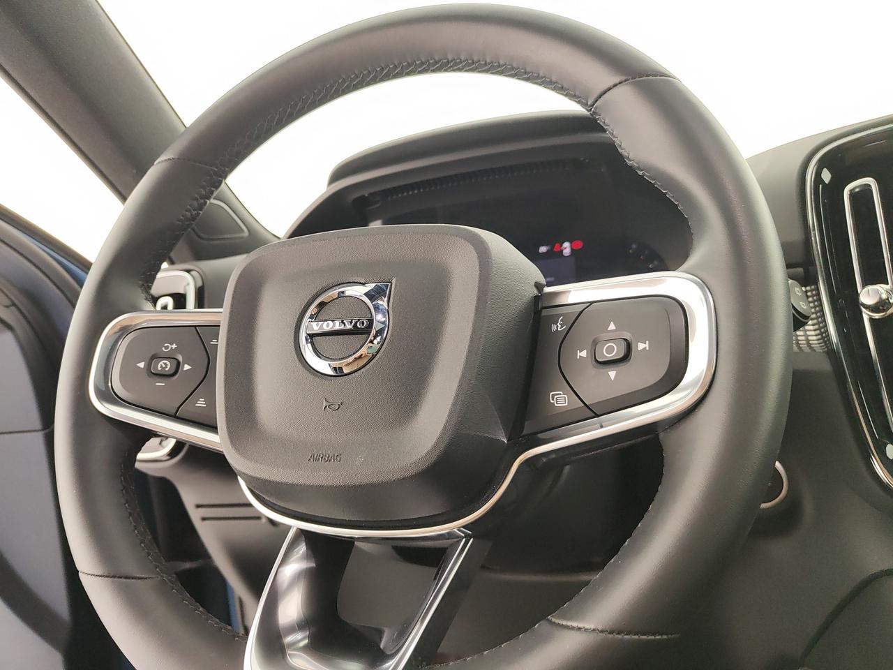 VOLVO XC40 2.0 b3 Ultimate Dark auto