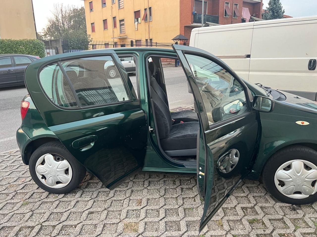 Toyota Yaris 1.0i 16V cat 5 porte Sol