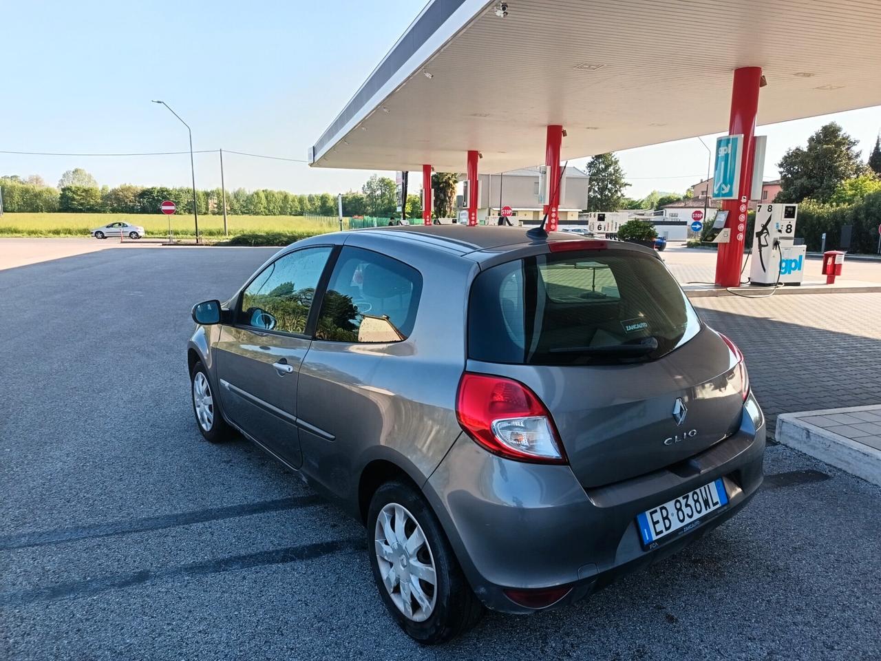 Renault Clio 1.2 16V 3 porte Luxe ok neo patente
