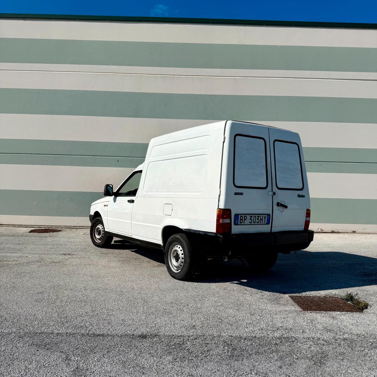 Fiat Fiorino con serranda laterale