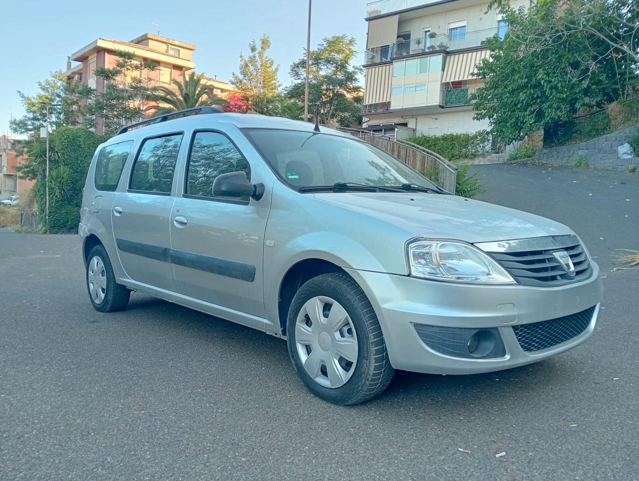 Dacia Logan pianale ribassato trasporto disabili