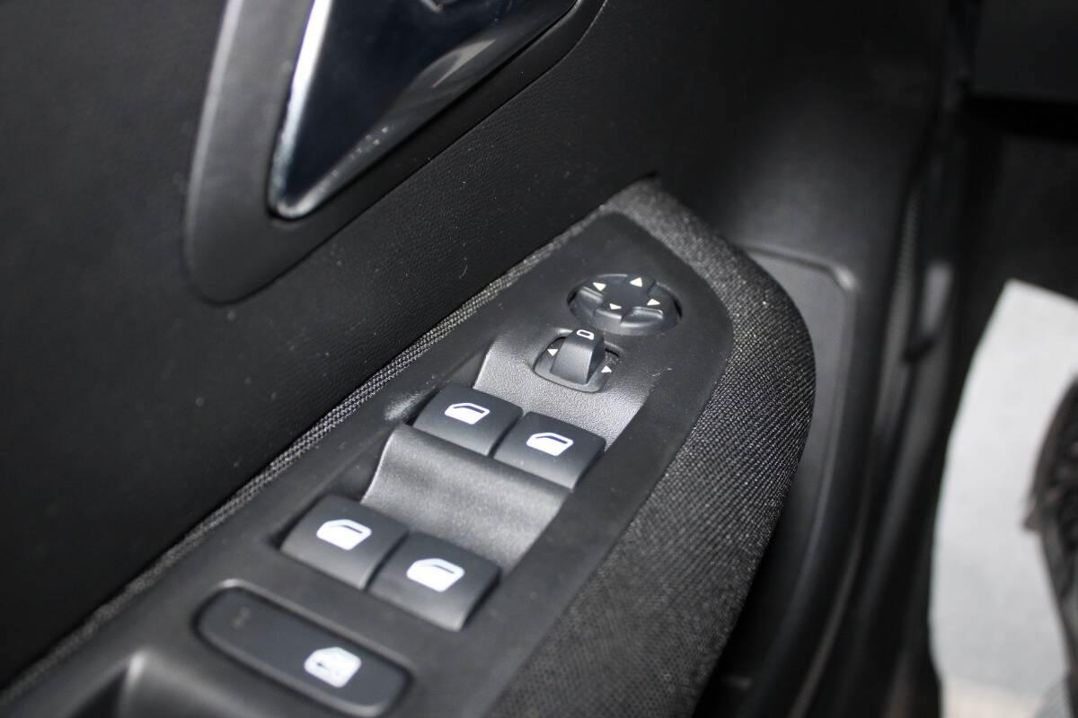 Peugeot 208 1.2 puretech Active s&s 100cv Con NAVIGATORE