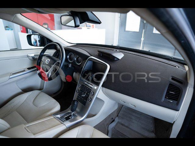 VOLVO XC60 2.4 d3 Momentum AWD 163 CV Geartronic