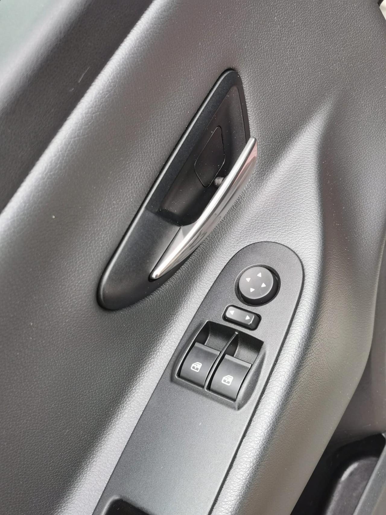 Lancia Ypsilon 1.2 69 CV 5P. Silver 2013