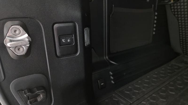 Land Rover Defender 3.0D I6 250 110 SE AWD auto.